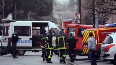 Policías y bomberos franceses mantienen cercado al sospechoso de la matanza de Toulouse