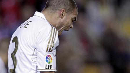 El defensa portugués del Real Madrid, Pepe, durante el partido entre Villarreal CF y Real Madrid en El Madrigal