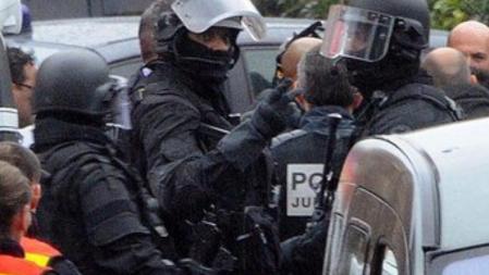 Miembros de los cuerpos especiales de la policía francesa en las cercanías de la casa donde se atrinchera Mohamed Merah, en Toulouse