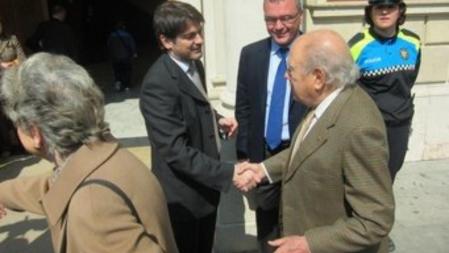 Oriol Pujol y Jordi Pujol han simbolizado el relevo generacional en el partido con un apretón de manos a las puertas del Ayuntamiento de Reus (Tarragona)