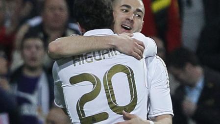 Higuaín celebró su gol junto a Benzema