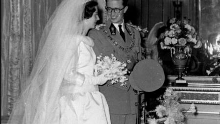 Boda de los reyes de Bélgica Fabiola y Balduino (15 de diciembre de 1960) . La reina lucía un exquisito traje nupcial creado por Balenciaga. La elección del diseño final de su cola precisó de tres pruebas previas, Fabiola deseaba que ésta destacara su cuello, que consideraba su rasgo más bell. Finalmente su peso precisó de la ayuda de nueve miembros de ambas casas reales, España y Bélgica