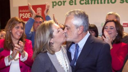 El candidato del PSOE a la Presidencia de la Junta, José Antonio Griñán, besa a su mujer tras comparecer ante los medios de comunicación