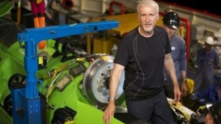 La nave que transporta al director del cine fue bautizada como Deepsea Challenger, tiene espacio para un ocupante y está equipada con cámaras y brazos robóticos