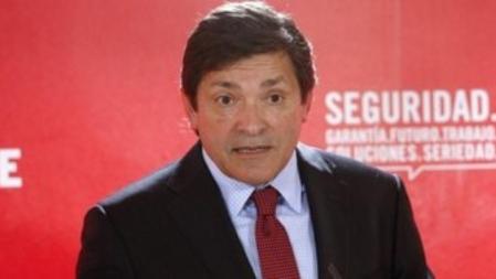 El candidato del PSOE a la Presidencia del Principado de Asturias, Javier Fernández, durante la rueda de prensa que ofreció tras finalizar la reunión de la Comisión Ejecutiva de la FSA-PSOE. Fernández se reunirá el próximo miércoles con la dirección de Izquierda Unida para tratar de buscar un gobierno estable para lo que resta de legislatura en Asturias.