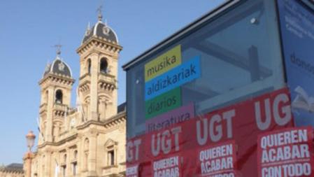 Vista del ayuntamiento de San Sebastián durante la jornada de huelga general