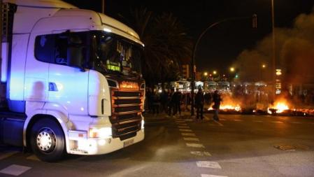 Piquetes impiden el acceso de camiones a Mercabarna