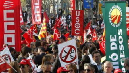 Miles de personas recorrieron el Passeig de Gràcia de Barcelona en la manifestacion convocada por los sindicatos contra la reforma laboral