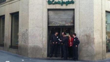 Los miembros de seguridad escoltan a los trabajadores de El Corte Inglés en Madrid