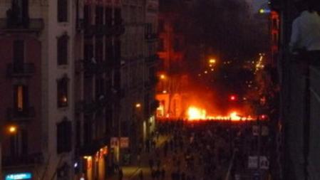 Un grupo reducido de antisistema han improvisado barricadas quemando contenedores en el cruce entre las calles Balmes con Diputación
