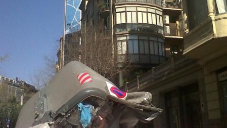 Calle París cortada por un contenedor de basura quemado