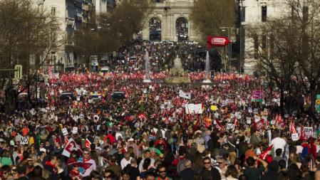 Masiva manifestación en la calle Alcalá de Madrid