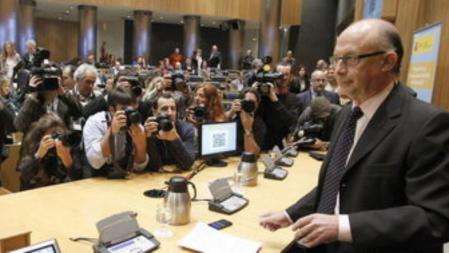 El ministro de Hacienda, Cristóbal Montoro, durante la rueda de prensa que ha ofrecido este mediodía, tras entregar al presidente del Congreso, Jesús Posada, el proyecto de los Presupuestos Generales del Estado 2012, en formato digital,en la sede de la Cámara Baja.