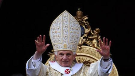 El papa Benedicto XVI imparte la bendición 'Urbi et Orbi' desde el balcón de la plaza de San Pedro
