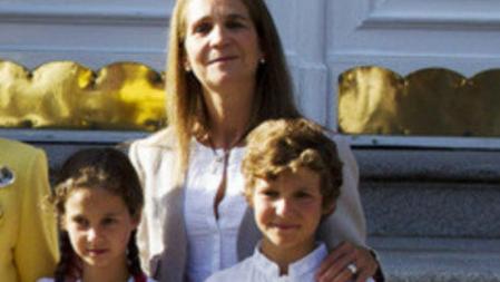 La Reina y la Infanta Elena, junto a sus dos hijos, Froilán y Victoria Federica