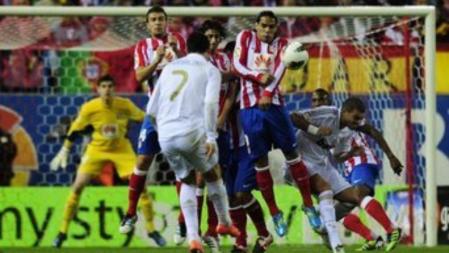 Cristiano Ronaldo ha adelantado al Real Madrid gracias a un tiro de falta