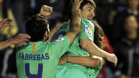 Lionel Messi celebra uno de sus goles al Levante. Los tantos del crack argentino permiten al Barça seguir a cuatro puntos del Madrid