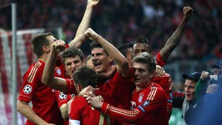 Mario Gómez del Bayern celebra el segundo gol de su equipo con sus compañeros