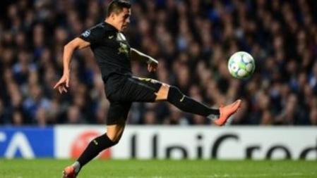 Alexis Sánchez trata de superar a Peter Cech en una gran ocasión de los azulgrana