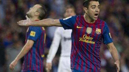 El centrocampista del FC Barcelona, Xavi Hernández, gesticula en un partido en el Bernabeu