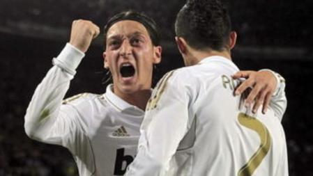 Cristiano Ronaldo celebra su gol, segundo de su equipo, junto a su compañero Özil