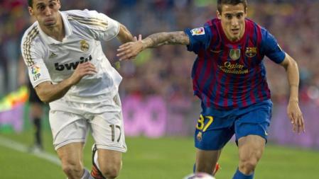 Christian Tello pelea un balón con Álvaro Arbeloa