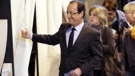 El socialista François Hollande vota en las elecciones presidenciales
