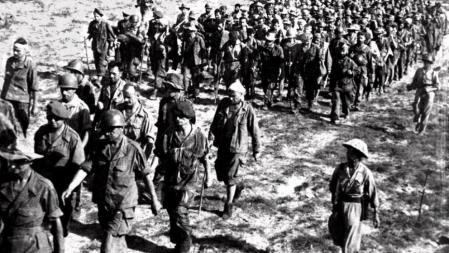Columna de prisioneros franceses tras la caída de Dien Bien Phu en manos de los comunistas del Vietminh