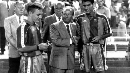 Ferrer y Guardiola, recibiendo una insignia de manos de Josep Lluís Núñez