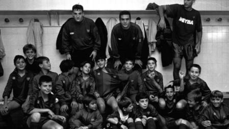 Ferrer, Amor, Guardiola, con los infantiles en el vestuario