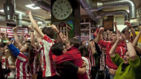 La afición del Athletic Club celebra la clasificación del equipo para la final de la Liga Europa al eliminar al Sporting de Lisboa tras el partido de vuelta de las semifinales, disputado esta noche en el estadio de San Mamés, en Bilbao