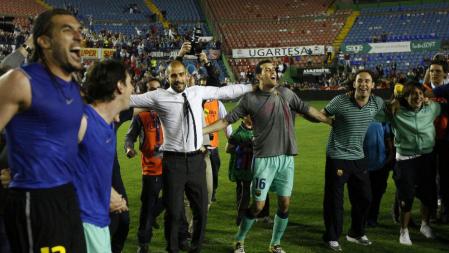 Imagen de los jugadores del FC Barcelona mientras celebran el título de Liga de 2011 tras empatar a 1 contra el Levante