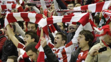 La afición del Athletic Club celebra la clasificación del equipo para la final de la Liga Europa