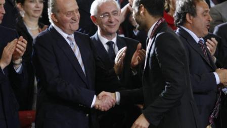 Pep Guardiola saluda al Rey Juan Carlos tras la final de la Champions de 2009 en la que el Barça se impuso al United por 2 a 0