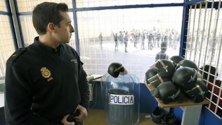Un policía en el Centro de Internamiento de Extranjeros (CIE) de la Zona Franca de Barcelona, durante la visita del secretario de Estado de Seguridad, Ignacio Ulloa