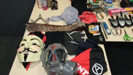 Material decomisado a los detenidos en la manifestación anticapitalista