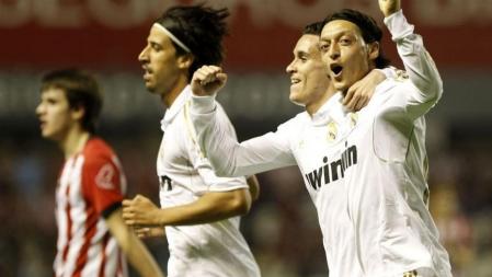 Mesut Ozil celebra el segundo tanto del Real Madrid