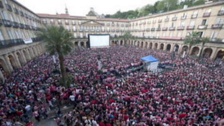Vista de la Plaza Nueva de Bilbao donde se han reunido miles de personas para seguir la final de la Liga Europa que se disputa en Bucarest entre el Atlético de Madrid y el Athletic Club de Bilbao