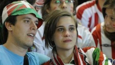 Una aficionada del Athletic llora tras la derrota de su equipo en la Europa League