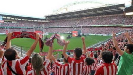 Una aficionada en las gradas del estadio San Mamés en Bilbao donde se han reunido cuarenta mil espectadores para ver a traves de cuatro pantallas gigantes la final de la Liga Europa que se disputa en Bucarest entre el Atlético de Madrid y el Athletic Club de Bilbao