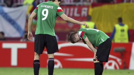 El delantero del Athletic de Bilbao Fernando Llorente anima a su compañero Iker Muniain (d) tras encajar el tercer gol ante el Atlético de Madrid, durante la final de la Liga Europa disputada esta noche en el estadio nacional de Bucarest. EFE/Luis Tejido