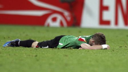 El jugador del Athletic de Bilbao, Iker Muniain, se lamenta caido en el terreno de juego, tras encajar el tercer gol en la final de la Liga Europa, que han disputado esta noche frente al At. de Madrid en el estadio Nacional de Bucarest. EFE / Luis Tejido.