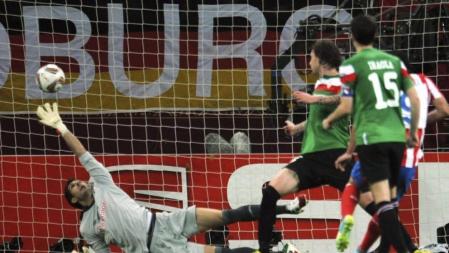 El delantero colombiano del Atlético de Madrid, Radamel Falcao (dcha), marca el 2-0 durante la final de la Liga Europa que disputan el Atlético de Madrid y el Athletic de Bilbao en el National Arena de Bucarest, Rumanía, el 9 de mayo del 2012. EFE/Vassil Donev