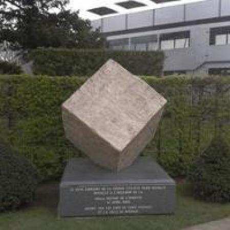El Pavé. Monumento conmemorativo de la edición 100 de la París-Roubaix. Situado a la entrada del velódromo de Roubaix.
