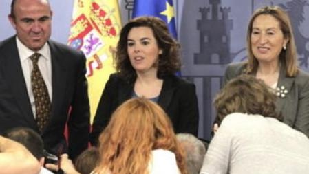 La vicepresidenta del Gobierno, Soraya Sáenz de Santamaría; el ministro de Economía, Luis de Guindos, y la ministra de Fomento, Ana Pastor, llegan a la rueda de prensa que han ofrecido tras la reunión del Consejo de Ministros