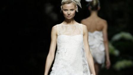 Una de las modelos con un diseño de Pronovias para 2013