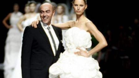 El diseñador Manuel Mota y la modelo Karolina Kurkuva tras el desfile de la firma Pronovias