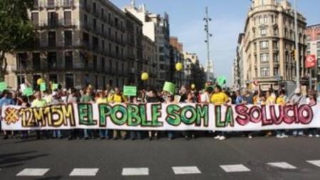 Pancarta que encabeza la protesta de los Indignados por las calles del centro de Barcelona