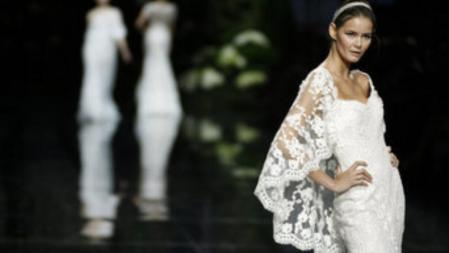 Flavia de Oliveira desfilando con un diseño de Pronovias