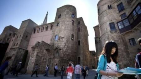 Las puertas de la ciudad. En la plaza Nova aún sobreviven las dos torres de defensa que flanqueaban una de las puertas de entrada a Barcino